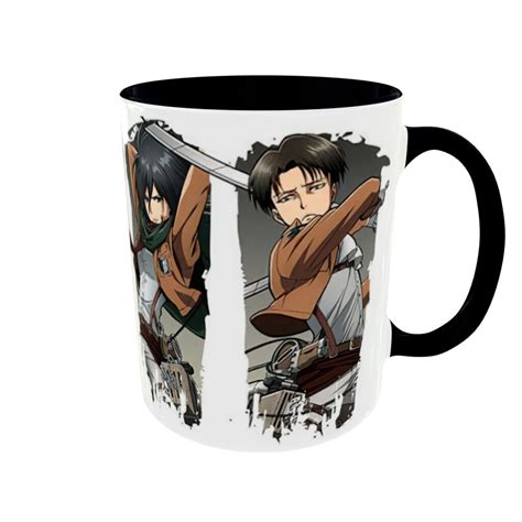 Merchandising variado de Attack on Titan: figuras, tazas, posters