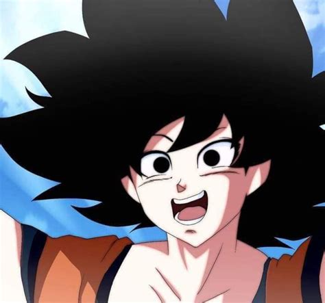 Goku en su forma femenina entrenando intensamente
