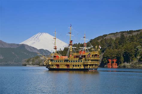 Barcos piratas navegando en el lago Ashinoko, Japón