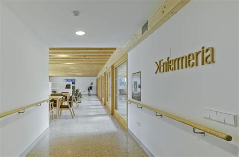 Diseño de interiores de residencia de ancianos con elementos naturales y luz natural