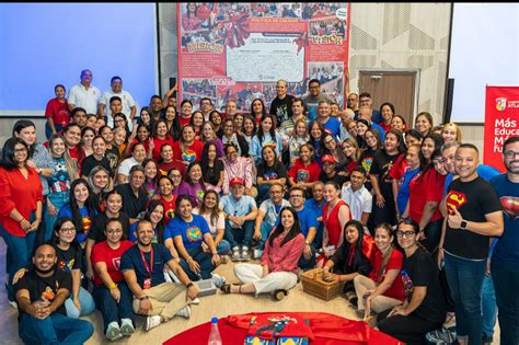 Lucy del futuro con su capa