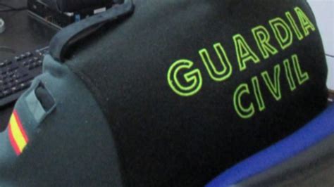 Una joven en un campo nevado, siendo rescatada por un hombre.