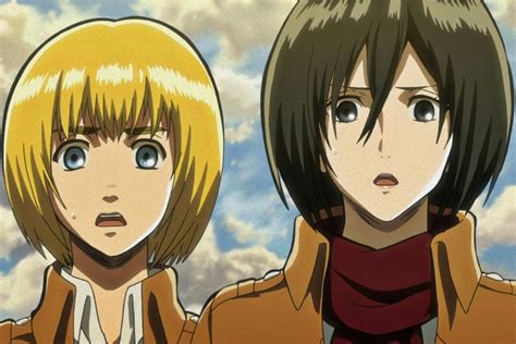 Armin llorando y Mikasa consolándolo