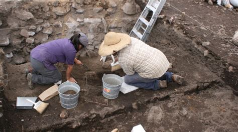 Arqueólogos investigando ruinas antiguas