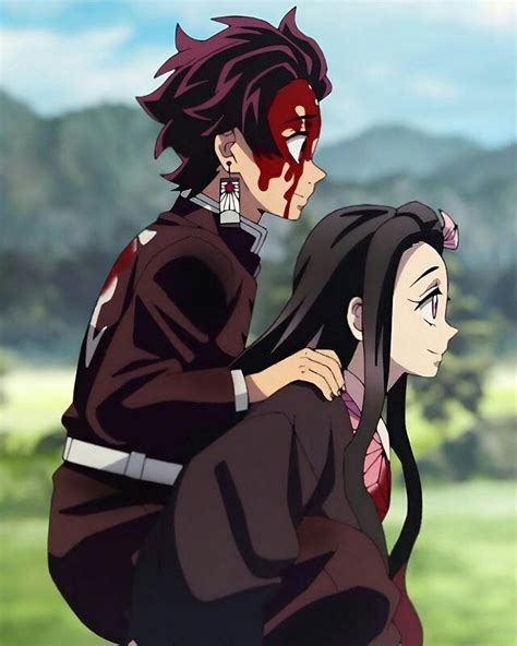 Tanjiro cargando a Nezuko en su espalda
