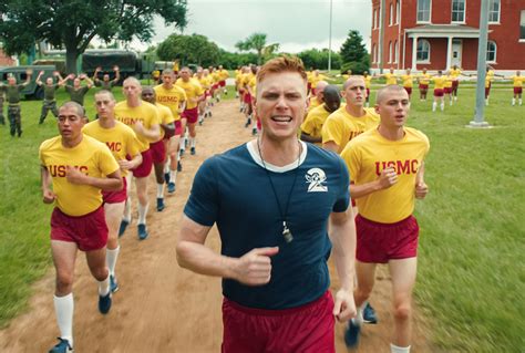 Estudiantes de la Tropa de Reclutas huyendo de titanes