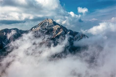 Aldea Oculta de la Nube en la cima de una montaña