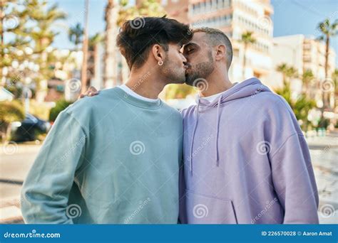 Pareja gay besándose apasionadamente