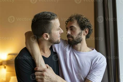 Pareja gay en un momento íntimo