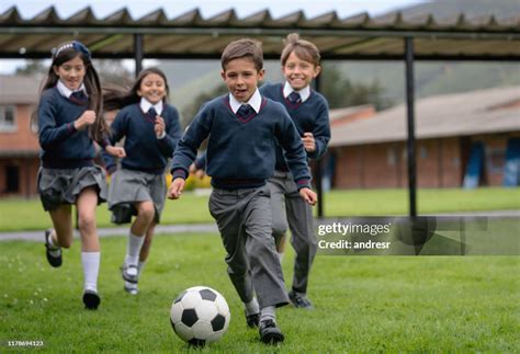 Rurichiyo jugando fútbol en la azotea de la escuela