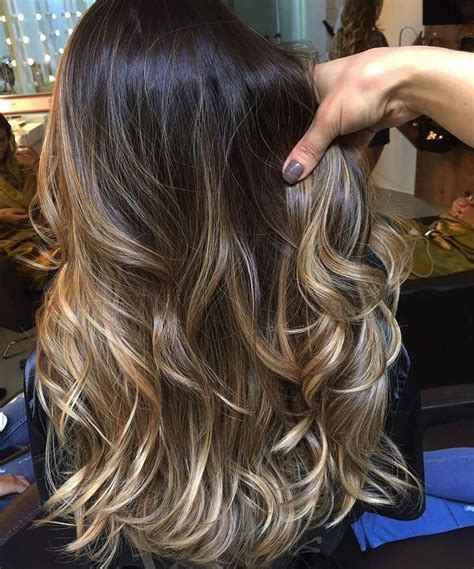 Aplicación de mechas californianas con decolorante