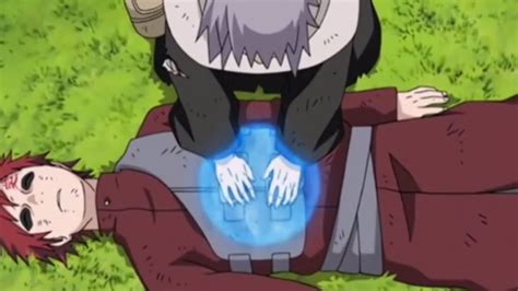 Chiyo transfiriendo su energía vital a Gaara