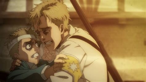 Colt y Falco abrazándose