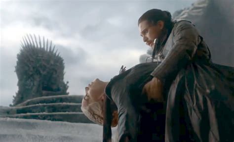 Daenerys Targaryen aterrizando en Drogon en Pozo Dragón