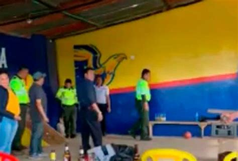 Policías jugando y bebiendo