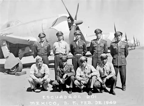 Miembros del primer escuadron amenazando a Flegel Reeves