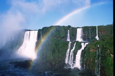 Guts entrenando en las cataratas