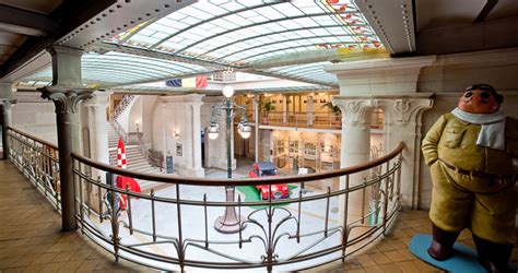 Pasarela que conecta el Museo del Cómic y el Vaisseau Moebius