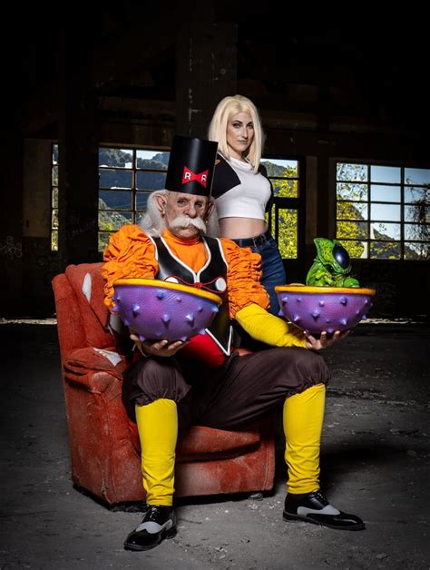 Cosplay del Dr. Gero, con un aspecto amenazante
