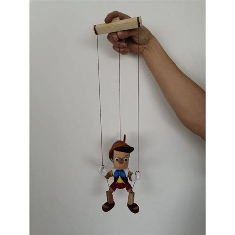 Kankurō reparando una marioneta