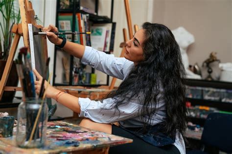 Ilustración de un artista trabajando en un webtoon con un horario apretado