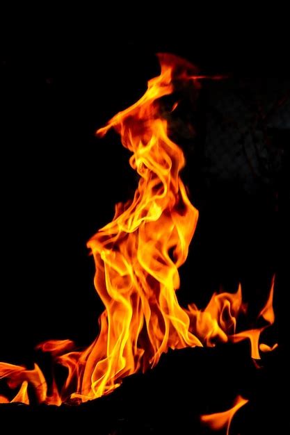 Itachi Uchiha ejecutando el Gran Llamarada de Fuego