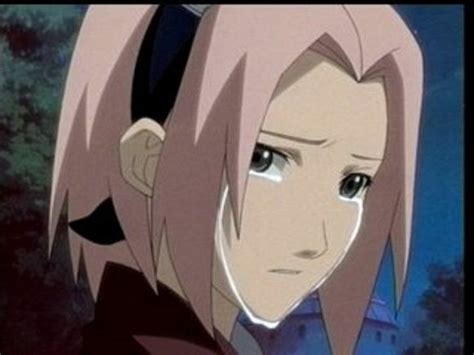 Sakura llorando mirando una foto de Sasuke