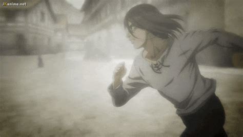 Gabi dispara a Eren