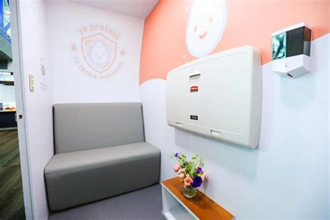 Interior de una sala de lactancia privada en Japón, con sillón y cambiador