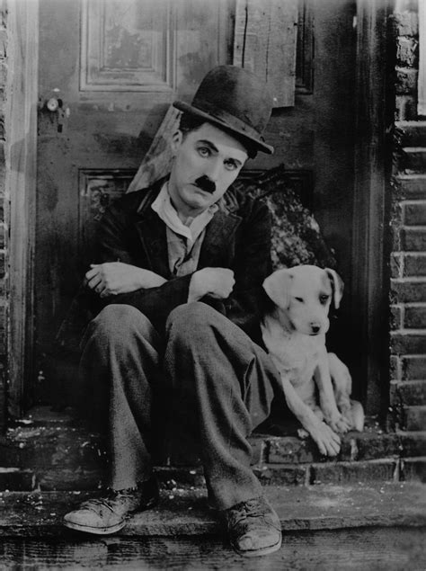 Fotografía en blanco y negro de Charles Chaplin como 
