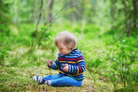Niño explorando el árbol gigante en la escena final