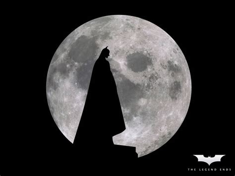 Silueta de Batman contra la luna