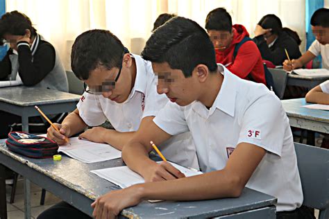 Escuela secundaria con estudiantes humanos y titanes