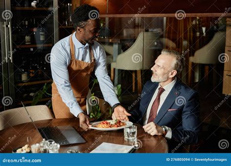 El equipo Natsu sirviendo en un restaurante