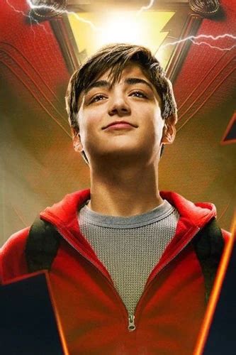 Billy Batson transformándose en Shazam