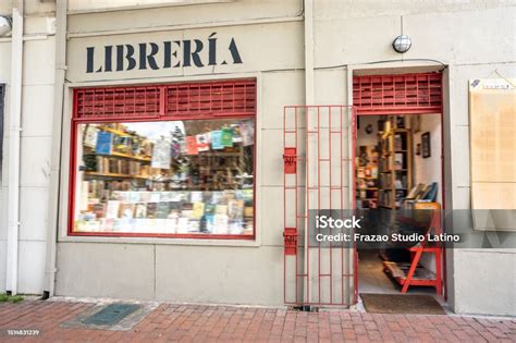 Fachada de la librería Akira Cómics