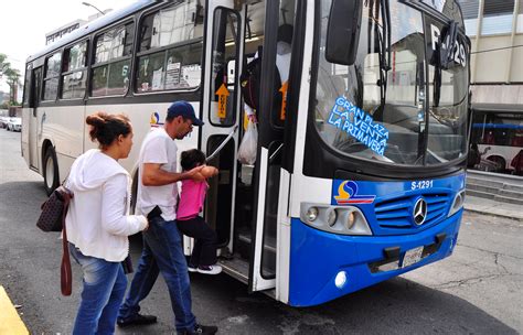 Infografía sobre las opciones de transporte público para llegar a FYCMA