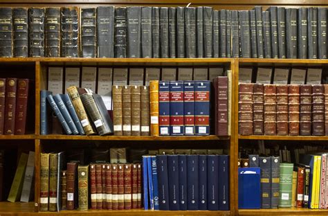 Estantería llena de libros de comedia