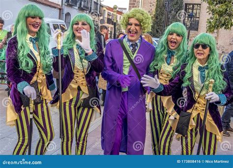 Imagen de personas disfrazadas (cosplay) en un evento de cómics