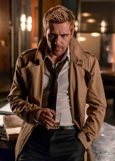 John Constantine con su gabardina