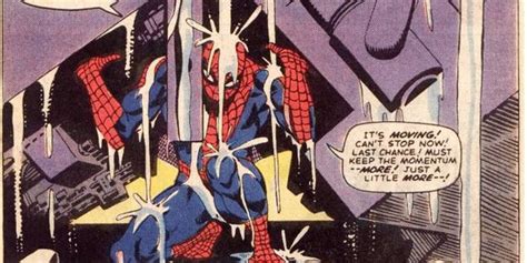 Página icónica de Spider-Man levantando escombros