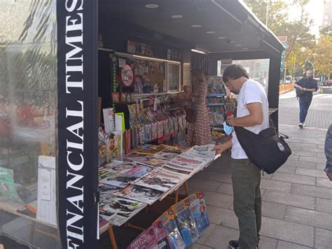 chico comprando tebeos en un quiosco de los años 80