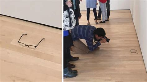 Gafas en el suelo del museo