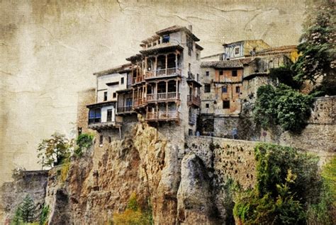 Ilustración de casas colgantes de Cuenca con personajes de cómic