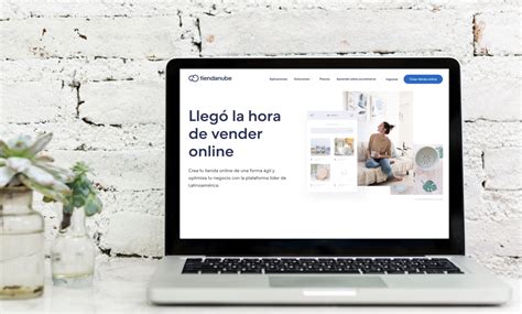 Ejemplo de una página de crowdfunding atractiva con imágenes del libro y recompensas.