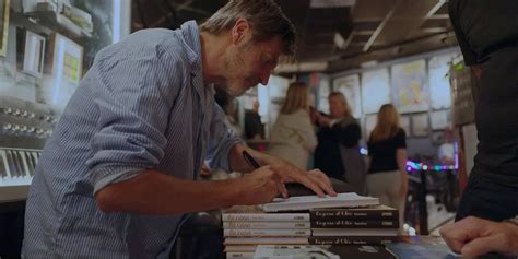 Paco Roca en una firma de libros