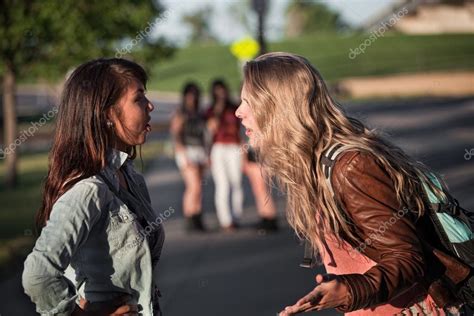 Dos chicas discutiendo en un campo de deportes