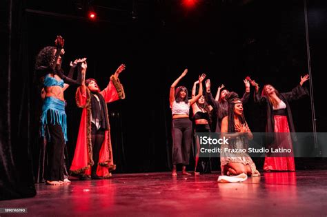 Monologuista actuando en un escenario