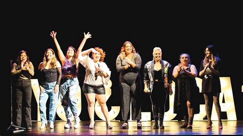 Mujeres comediantes en un escenario