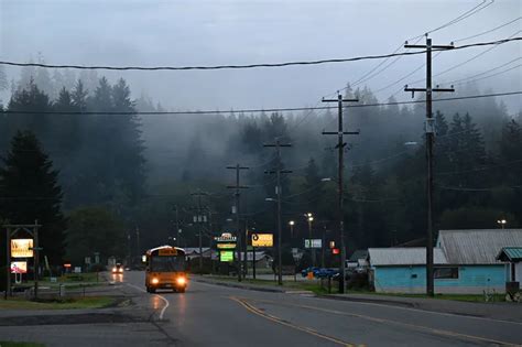 Forks, Washington, con lluvia y niebla
